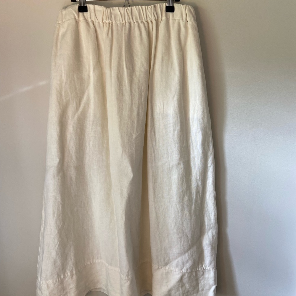 La relaxed white linen midi skirt